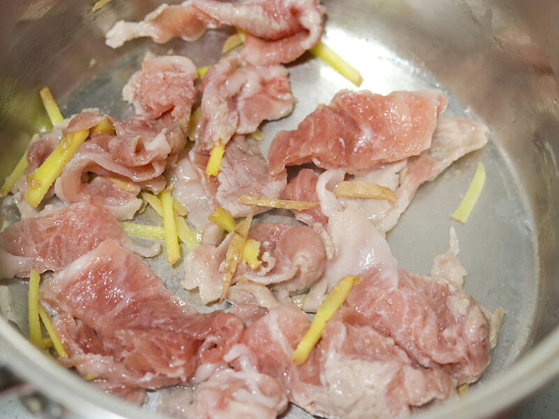 豚うす切り肉、生姜