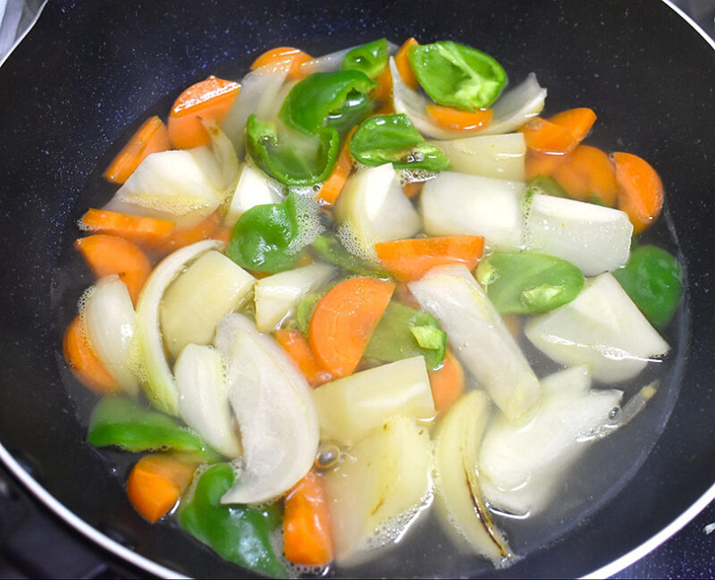 水を加え煮込む