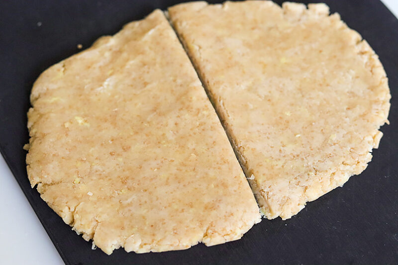  めん棒で伸ばし半分に切る