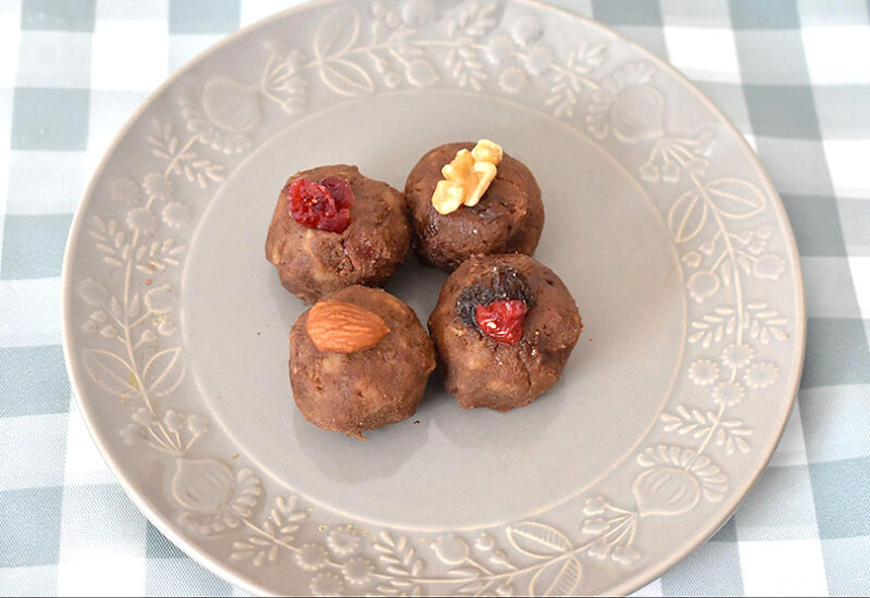 ナッツ類やドライフルーツをトッピング