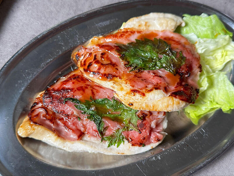 人気食材鶏むね肉をイタリアのサルティンボッカ風にアレンジ
