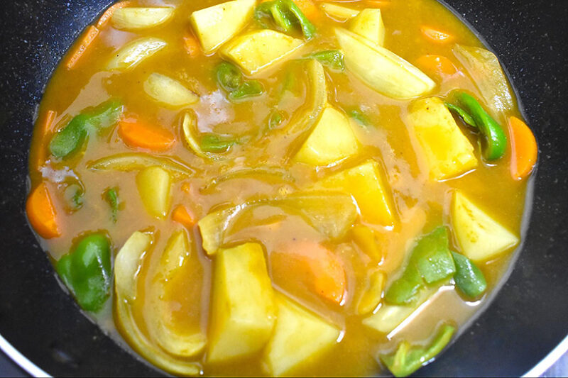 カレールウと海老のビスクソースを加える