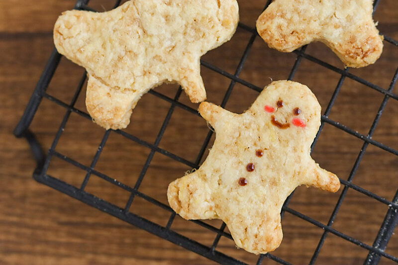 チョコペンで顔を描く