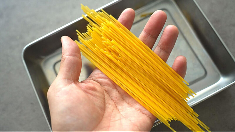 スパゲッティを半分に折る