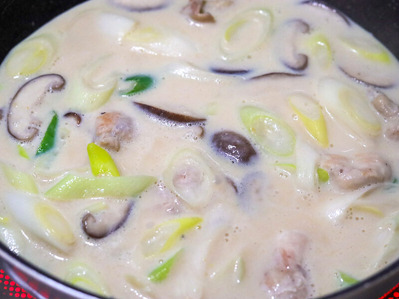 無調整豆乳、米粉、味噌を加える