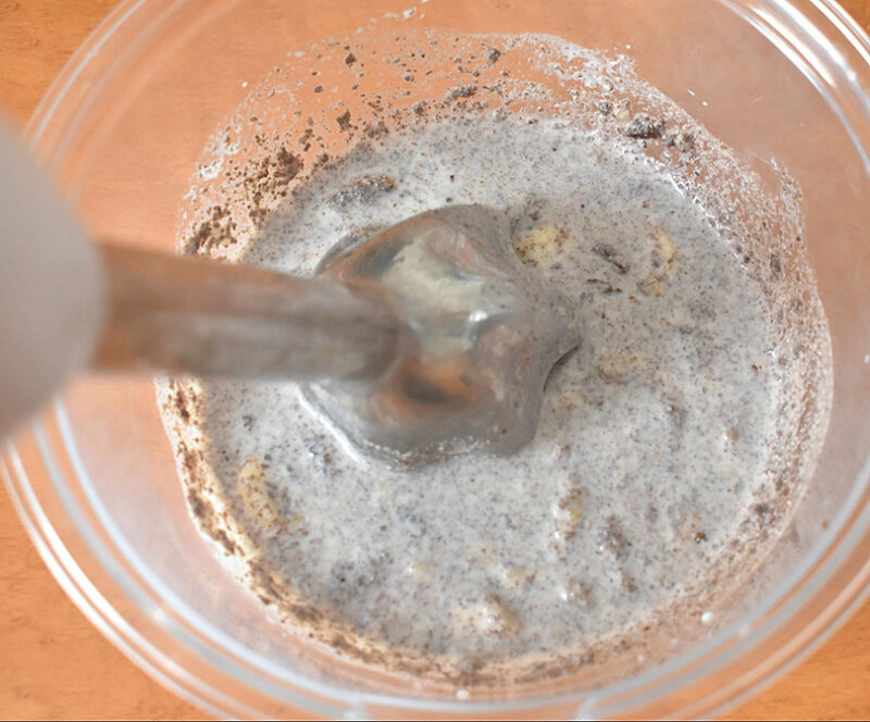 牛乳を入れブレンダーで撹拌