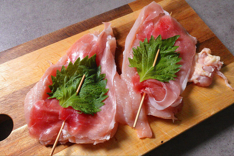 生ハム、大葉を乗せる