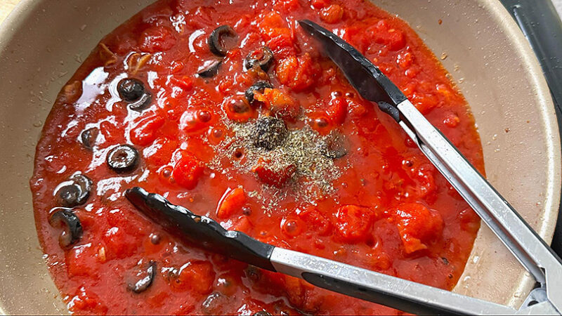 トマト缶、オリーブ、オレガノ、塩