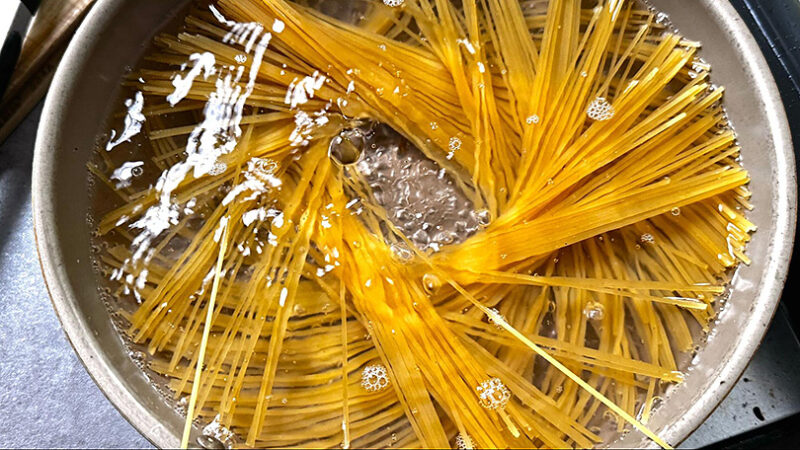 スパゲッティを茹でる