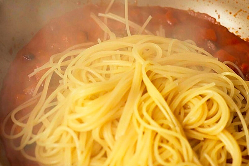 麺を軽く湯切り