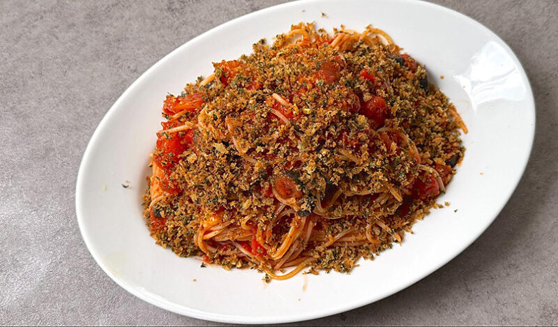 貧乏人のチーズをたっぷりかけたパスタマリナーラ