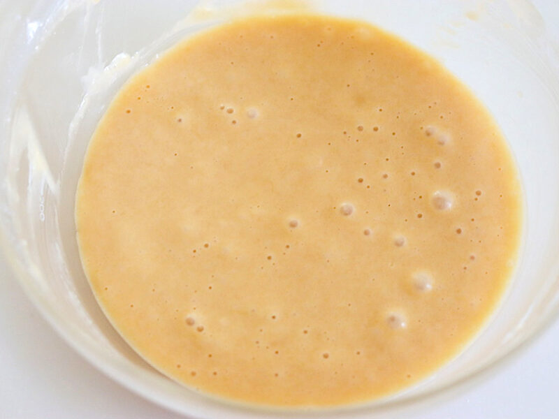 粉を加えて粉っぽさがなくなるまできちんと混ぜ合わせる