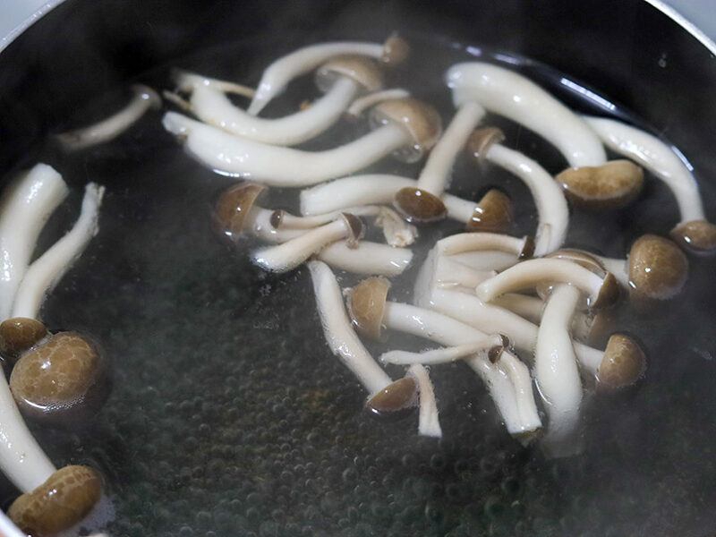 しめじを茹でる