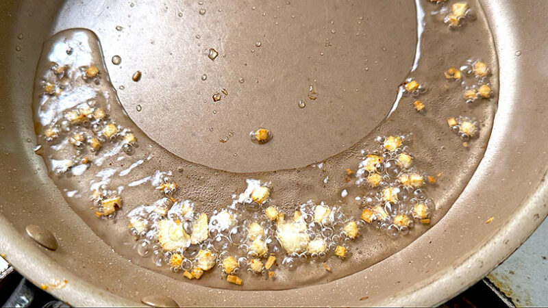 フライパンにオイル、にんにく、パン粉