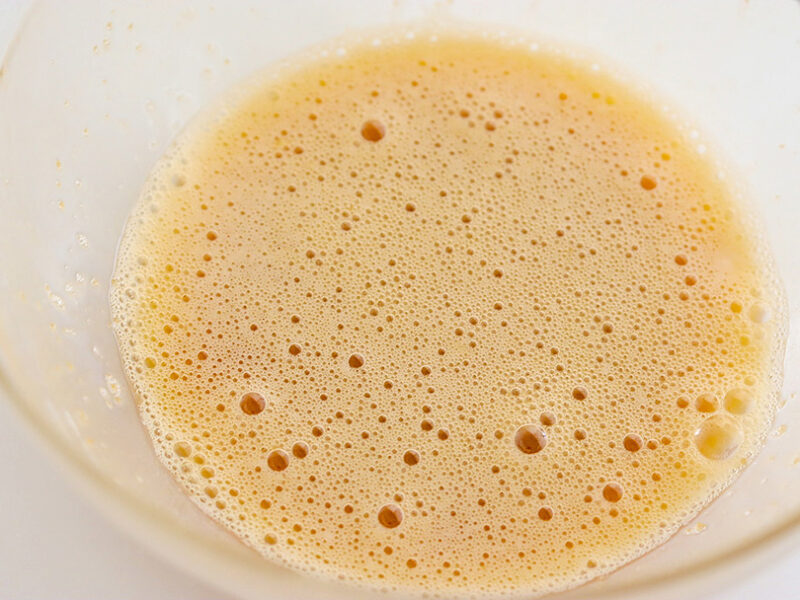 卵に砂糖を加えて混ぜる