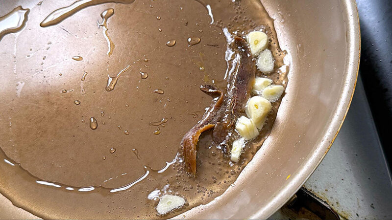 オイル、にんにく、アンチョビ