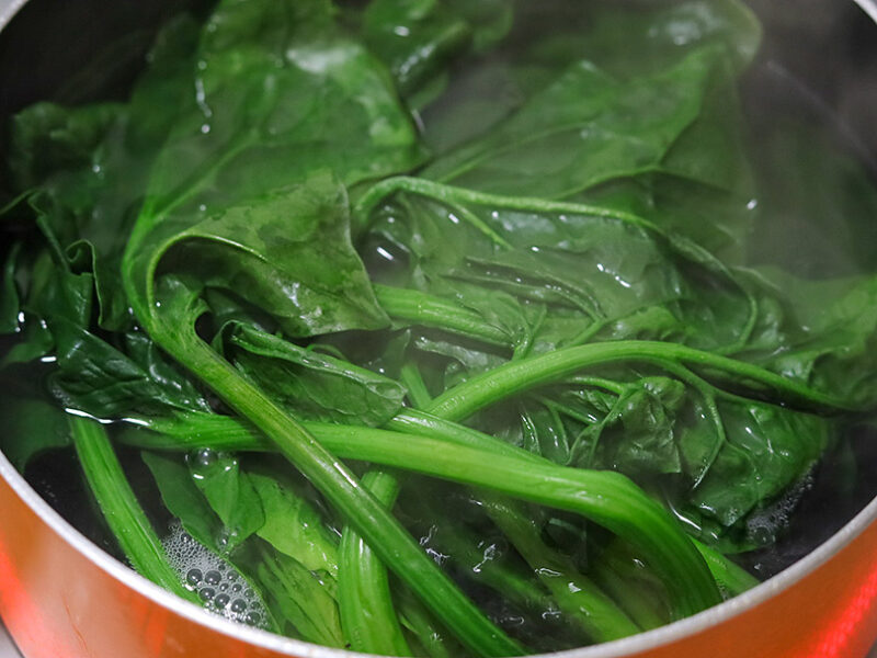 ほうれん草を茹でる
