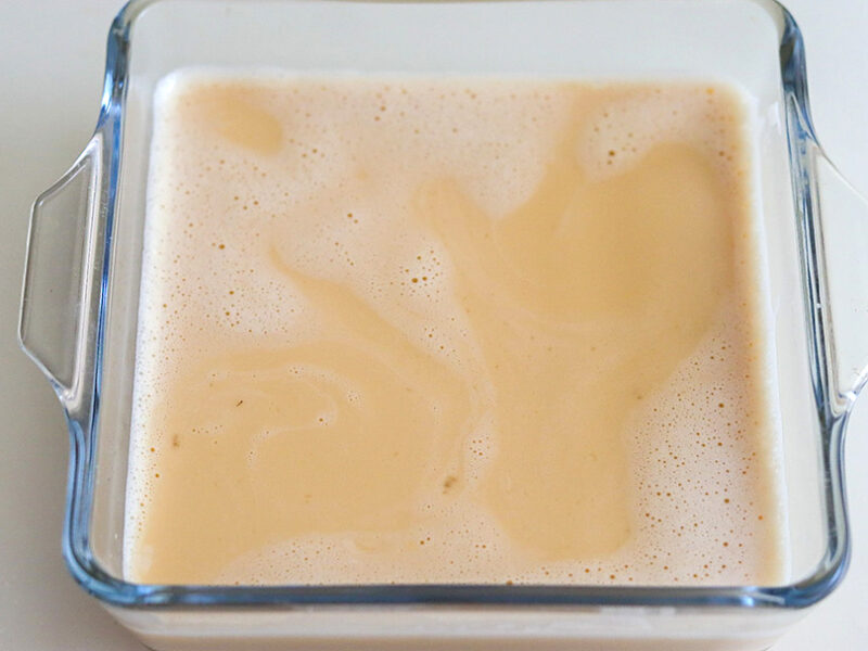 型に生地を流す