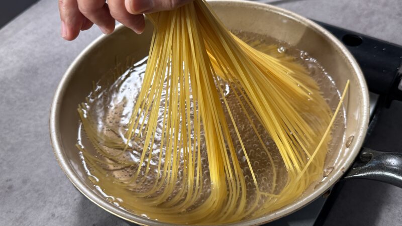 パスタを茹でる
