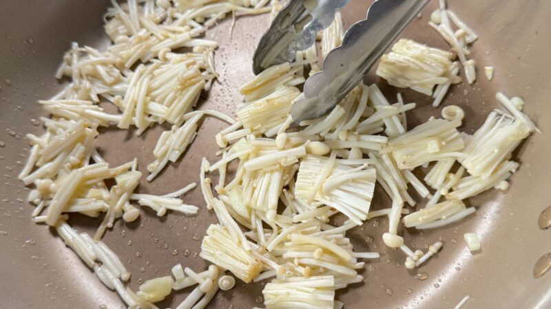 えのきを炒める